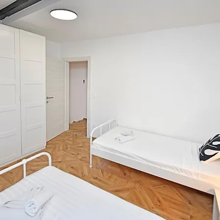 House Vento With Private Backyard Vakantiehuis Poreč